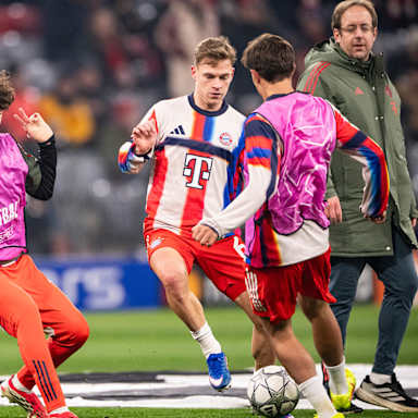 Joshua Kimmich im Zweikampf beim Aufwärmen vor dem Champions League-Spiel des FC Bayern gegen Royale Union Saint-Gillloise.