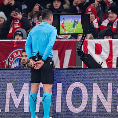 Der Schiedsrichter überprüft eine Elfmetersituation am Bildschirm im Champions League-Spiel des FC Bayern gegen Royale Union Saint-Gilloise
