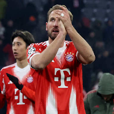 Harry Kane applaudiert in Richtung der Fans nach dem Champions League-Spiel des FC Bayern gegen Royale Union Saint-Gilloise