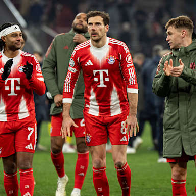 LEon Goretzka stimmt die Fans zur Laola an nach dem Champions League-Spiel des FC Bayern gegen Royale Union Saint-Gilloise