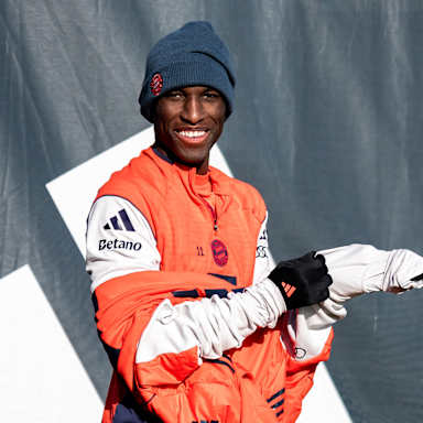 Nicolas Jackson lächelt im Training des FC Bayern vor dem Bundesliga-Spiel gegen den FC Augsburg