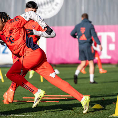 Wisdom Mike zieht einen Sprint an im Training des FC Bayern vor dem Bundesliga-Spiel gegen den FC Augsburg