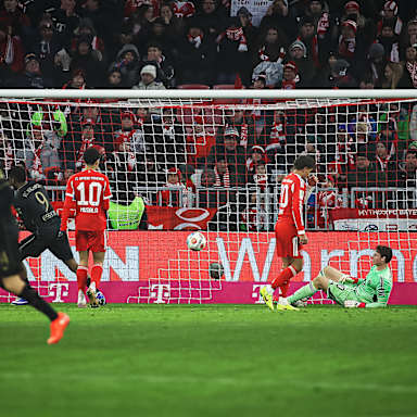 Han-Noah Massengo erzielt das 1:2 während des Heimspiels des FC Bayern in der Bundesliga gegen den FC Augsburg