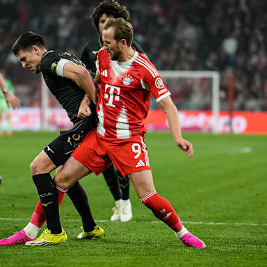 Harry Kane im Zweikampf während des Heimspiels des FC Bayern in der Bundesliga gegen den FC Augsburg