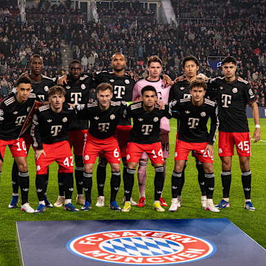 Das Mannschaftsfoto des FC Bayern in Schwarz in Eindhoven