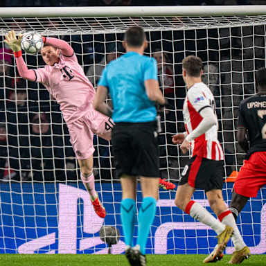 Jonas Urbig in Pink im Champions League-Spiel des FC Bayern bei PSV Eindhoven