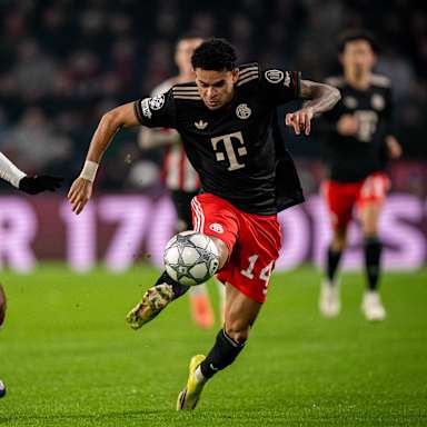 Luis Díaz in Schwarz im Champions League-Spiel des FC Bayern bei PSV Eindhoven