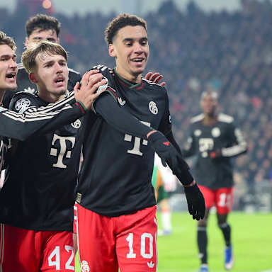 Jamal Musiala in Schwarz im Champions League-Spiel des FC Bayern bei PSV Eindhoven