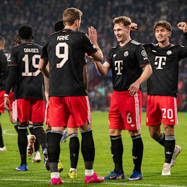 Harry Kane in Schwarz im Champions League-Spiel des FC Bayern bei PSV Eindhoven