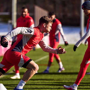 Joshua Kimmich setzt den Sprint an im Abschlusstraining des FC Bayern vor dem Spiel beim Hamburger SV