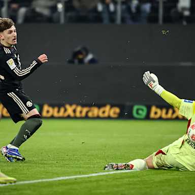 Lennart Karl beim Torschuss während des Gastspiels des FC Bayern in der Bundesliga beim Hamburger SV