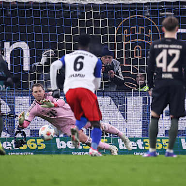 Manuel Neuer pariert während des Gastspiels des FC Bayern in der Bundesliga beim Hamburger SV