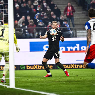 Harry kane nimmt den Ball mit der Brust an während des Gastspiels des FC Bayern in der Bundesliga beim Hamburger SV