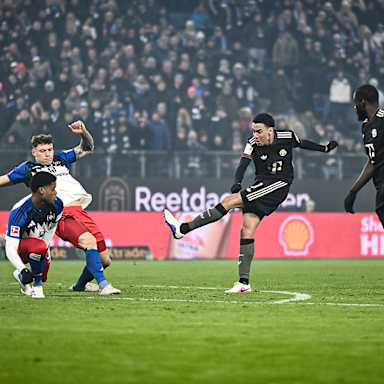 Jamal Musiala schießt während des Gastspiels des FC Bayern in der Bundesliga beim Hamburger SV