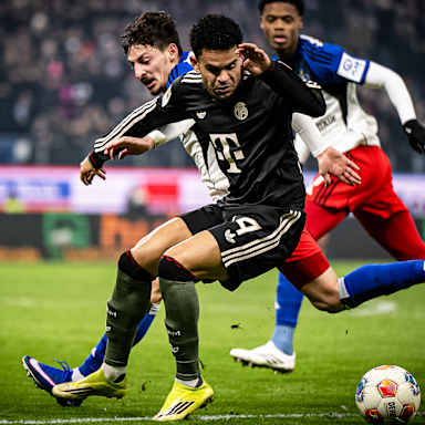 Luis Díaz im Zweikampf während des Gastspiels des FC Bayern in der Bundesliga beim Hamburger SV