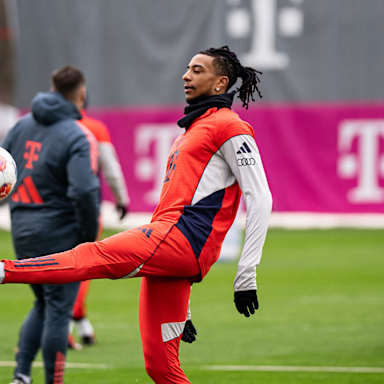 Michael Olise stoppt einen Ball in der Luft im Training des FC Bayern