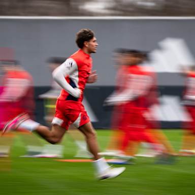 Tom Bischof rennt im Training des FC Bayern
