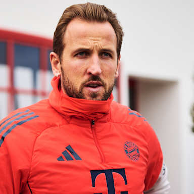 Harry Kane betritt den Rasen im Abschlusstraining des FC Bayern vor dem Pokalviertelfinale gegen RB Leipzig