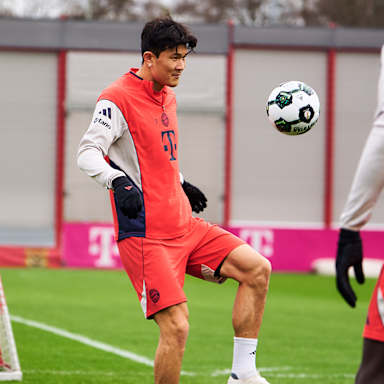 Minjae Kim jongliert mit Ball im Abschlusstraining des FC Bayern vor dem Pokalviertelfinale gegen RB Leipzig