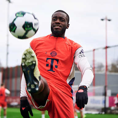 Dayot Upamecano jongliert mit Ball im Abschlusstraining des FC Bayern vor dem Pokalviertelfinale gegen RB Leipzig