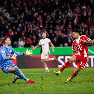 Luis Díaz in Rot im DFB-Pokal-Viertelfinale gegen RB Leipzig.
