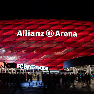 Die Allianz Arena in Rot von außen