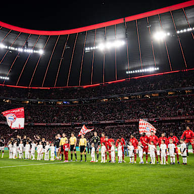 FC Bayern in Rot und RB Leipzig stehen sich vor dem Spiel gegenüber.
