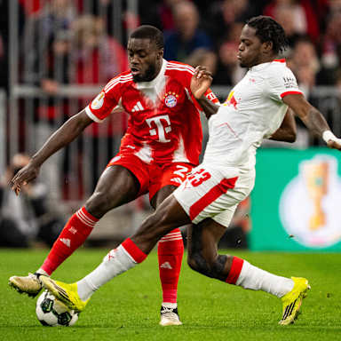 Dayot Upamecano in Rot im DFB-Pokal-Viertelfinale gegen RB Leipzig.