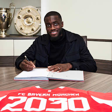 Dayot Upamecano verlängert beim FC Bayern.