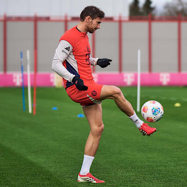 Leon Goretzka passt den Ball aus der Luft im Abschlusstraining des FC Bayern vor dem Gastspiel in Bremen