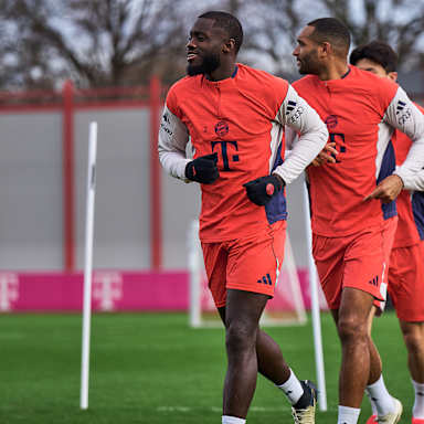 Dayot Upamecano beim Warmlaufen vor Jonathan Tah im Abschlusstraining des FC Bayern vor dem Gastspiel in Bremen