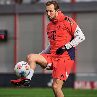 Harry Kane spielt den Ball in der Luft im Abschlusstraining des FC Bayern vor dem Gastspiel in Bremen