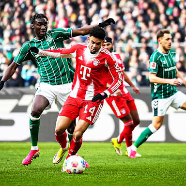 Luis Díaz mit Ball am Fuß während des Bundesliga-Gastspiels des FC Bayern beim SV Werder Bremen