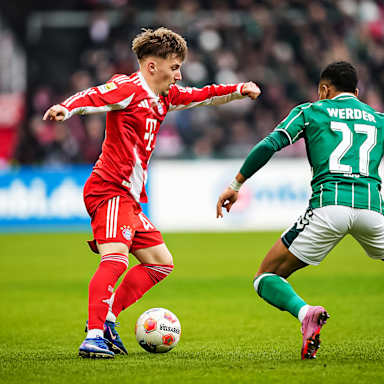 Lennart Karl mit Ball am Fuß während des Bundesliga-Gastspiels des FC Bayern beim SV Werder Bremen
