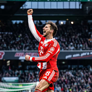 Leon Goretzka jubelt während des Bundesliga-Gastspiels des FC Bayern beim SV Werder Bremen