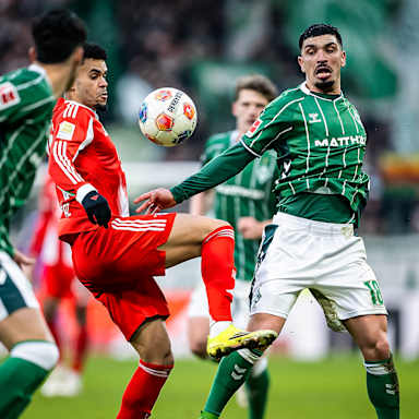 Luis Díaz saugt den Ball herunter während des Bundesliga-Gastspiels des FC Bayern beim SV Werder Bremen