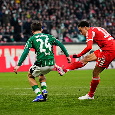 Jamal Musiala beim Torschuss während des Bundesliga-Gastspiels des FC Bayern beim SV Werder Bremen
