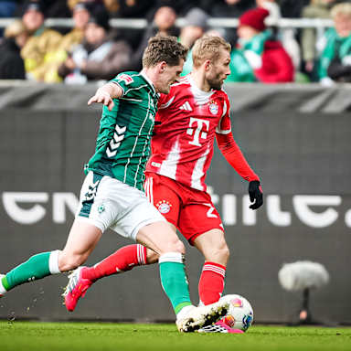 Konrad Laimer im Zweikampf während des Bundesliga-Gastspiels des FC Bayern beim SV Werder Bremen