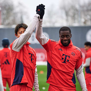 Hiroki Ito und Dayot Upamecano klatschen im Training des FC Bayern ab