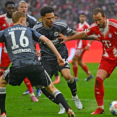Harry Kane dribbelt mit dem Ball im Bundesliga-Heimspiel des FC Bayern gegen Eintracht Frankfurt.