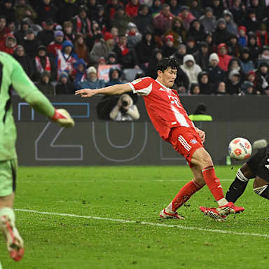 Arnaud Kalimuendo erzielt sein Tor zum 2:3 im Spiel des FC Bayern gegen Eintracht Frankfurt.