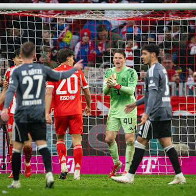Jonas Urbig im Bundesliga-Heimspiel des FC Bayern gegen Eintracht Frankfurt.
