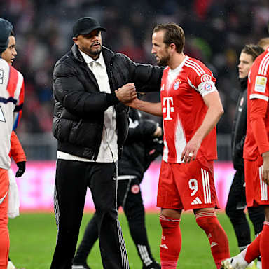 Vincent Kompany klatscht mit Harry Kane ab nach dem Bundesliga-Spiel des FC Bayern gegen Eintracht Frankfurt.