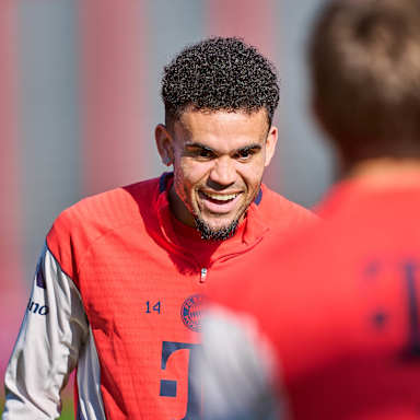 Luis Díaz in Orange im Abschlusstraining vor Dortmund.