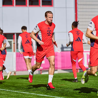 Harry Kane in Orange im Abschlusstraining vor Dortmund.