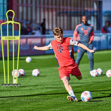 Lennart Karl in Orange im Abschlusstraining vor Dortmund.