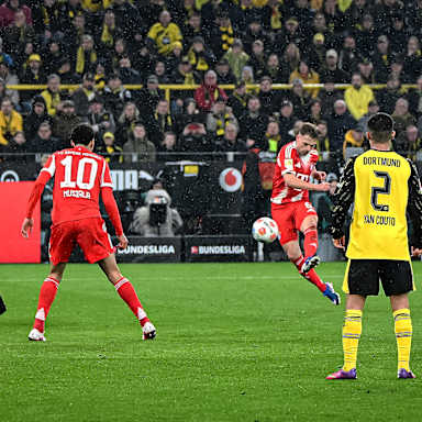 Joshua Kimmich trifft zum Sieg während des Bundesliga-Topsspiels des FC Bayern bei Borussia Dortmund