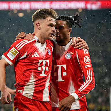 Joshua Kimmich und Michael Olise jubeln während des Bundesliga-Topsspiels des FC Bayern bei Borussia Dortmund