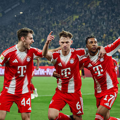 Joshua Kimmich und Michael Olise jubeln während des Bundesliga-Topsspiels des FC Bayern bei Borussia Dortmund