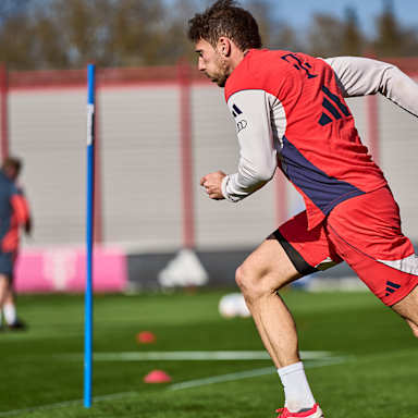 Leon Goretzka setzt zum Sprint an im Abschlusstraining des FC Bayern vor dem Bundesliga-Spiel gegen Mönchengladbach